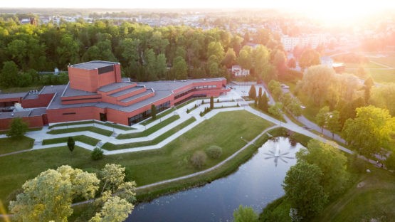 Viljandisse teatrisse! Ugala 100. juubelihooaeg